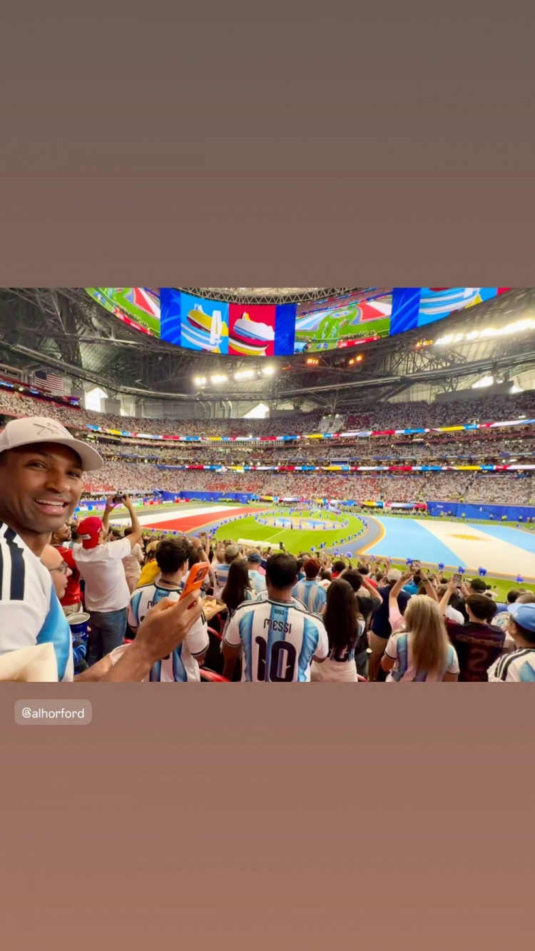 霍福德身穿勇士字样阿根廷球衣观战世界杯 新合同2年1400万细节曝光 霍福德身穿勇士字样阿根廷球衣观战世界杯 新合同2年1400万细节曝光