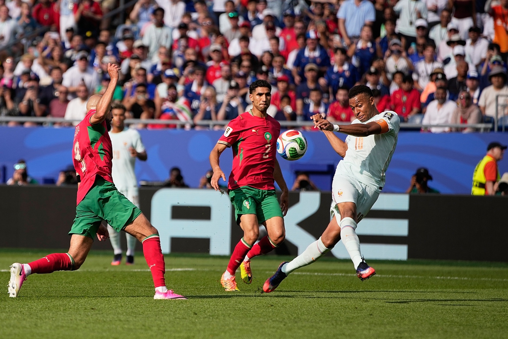 法国2-0摩洛哥:无效控球难破门,苏东点出‘破城槌’唯一软肋