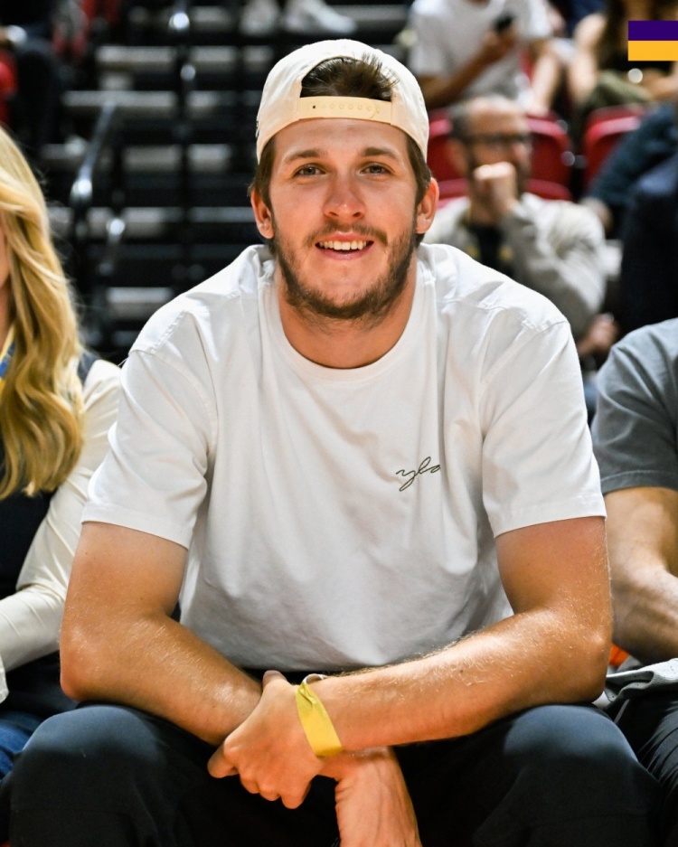 夏联场边：里夫斯与珍妮·巴斯同座，塞克斯顿凯斯勒叙旧