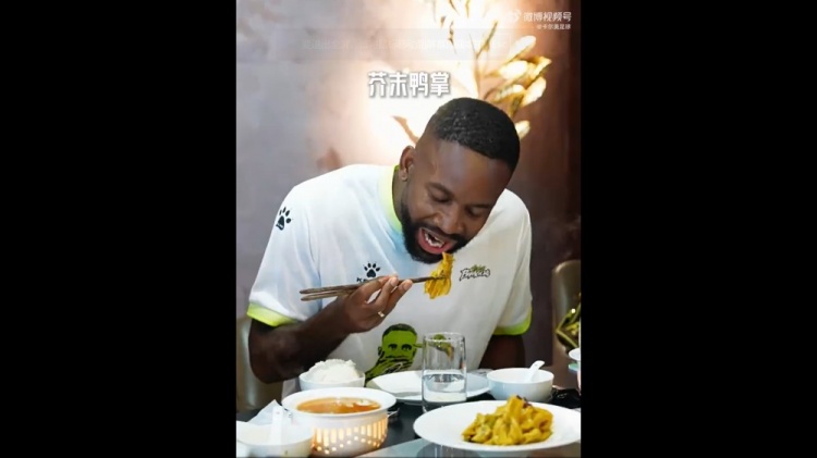 巴坎布曹永竞京城美食评测：烤鸭评分出现分歧