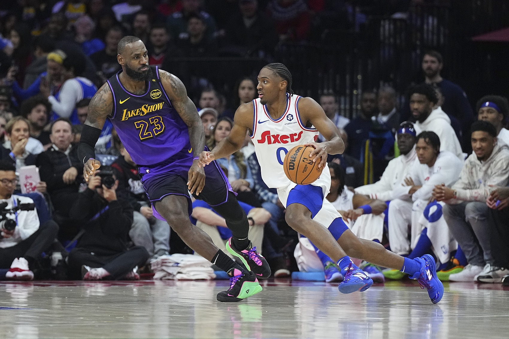 詹姆斯2年800万加盟76人 联盟内外均感震惊