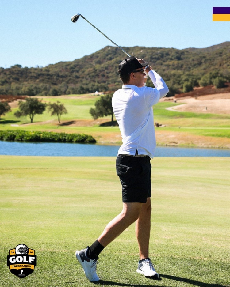 又搞团建！湖人官方晒布朗尼和一众新援打高尔夫的照片
