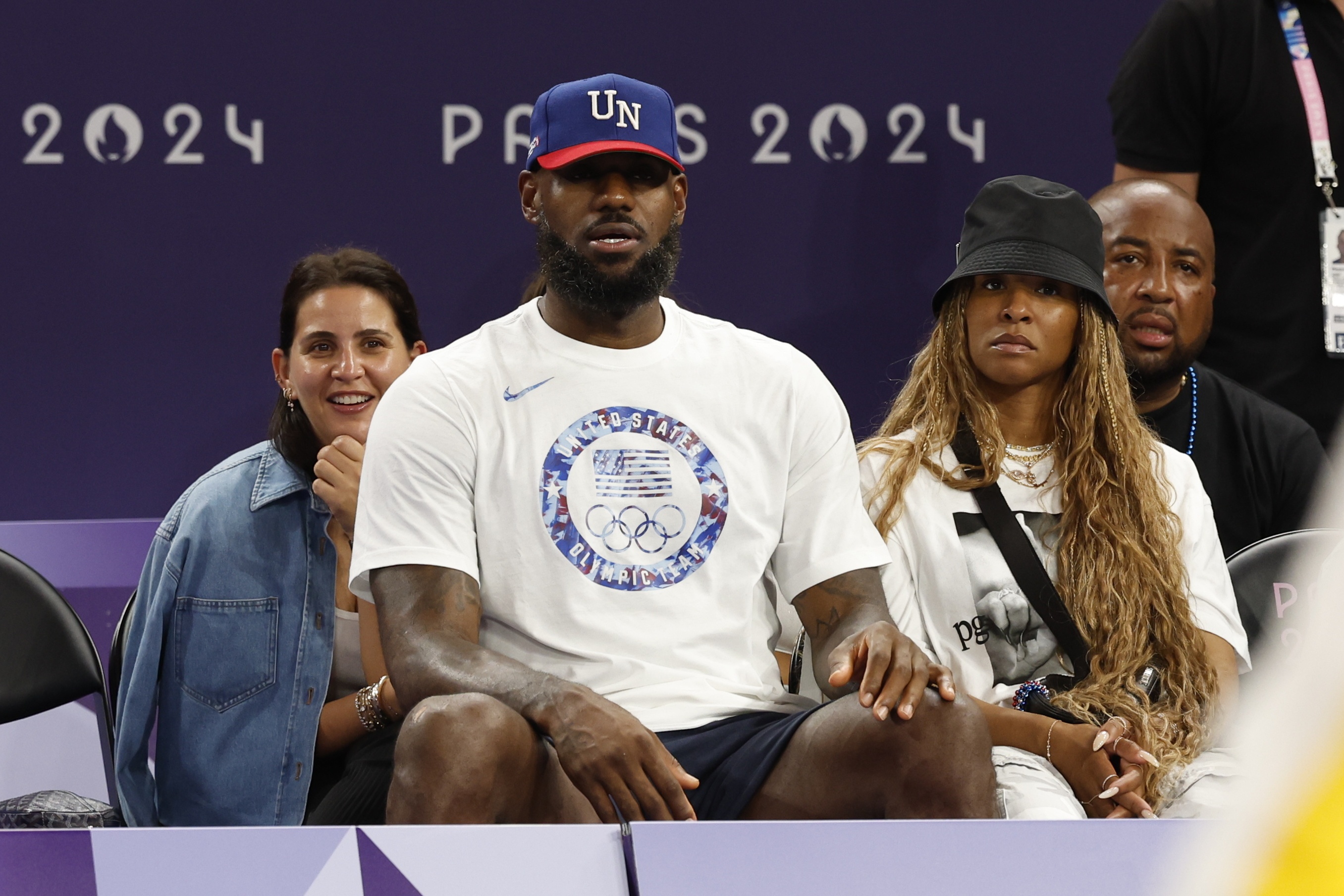 老詹人品如何？媒体人：贫民窟出来的黑人球星一直没丑闻 很不易