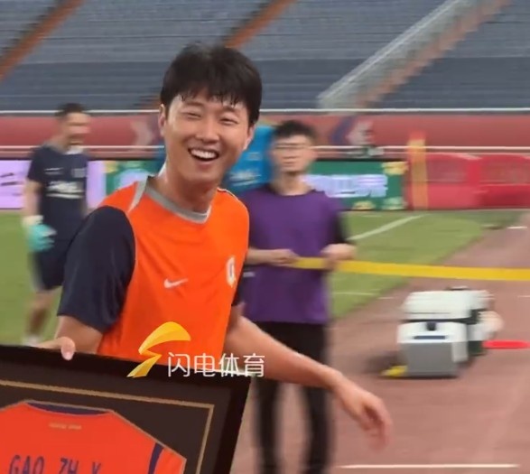 笑得太开心!高准翼赛前获中超出场200场纪念球衣
