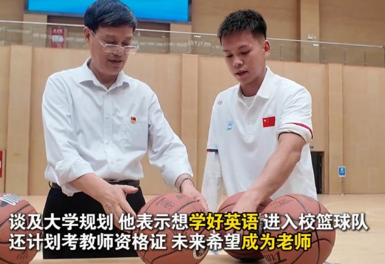 新华社:独臂篮球少年去大学报道 就读于社会体育专业 想当老师
