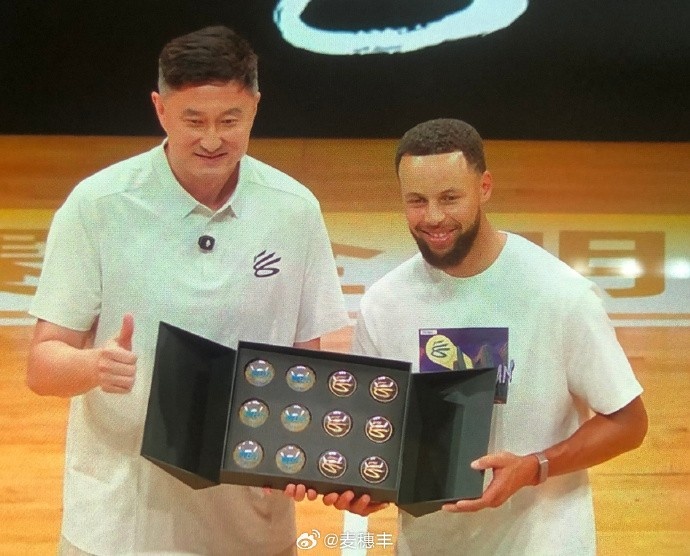 有排面!杜锋为库里送上粤BA纪念品 并一起合影留念