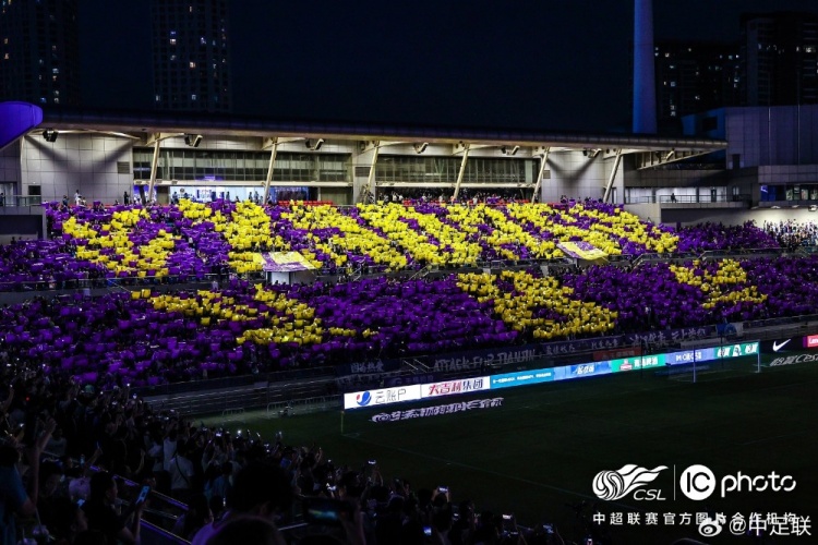 战铁人赛前，津门虎球迷打出TIFO致敬两名外援基莱斯和哈达斯